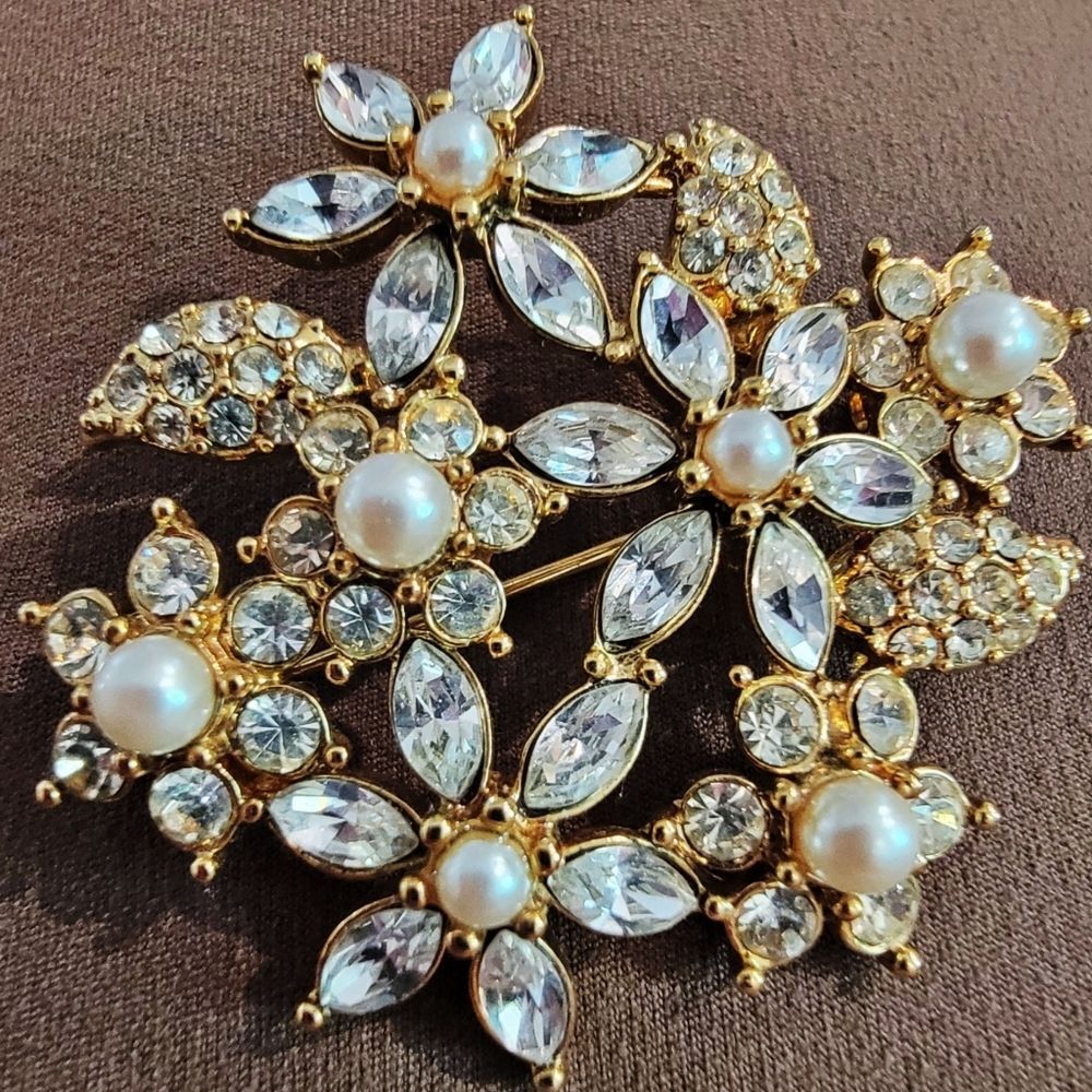 #Vintage #Monet 1.5" Gold-Tone Floral Brooch Pearls Rhinestones Excellent Cond - Picture 2 of 4